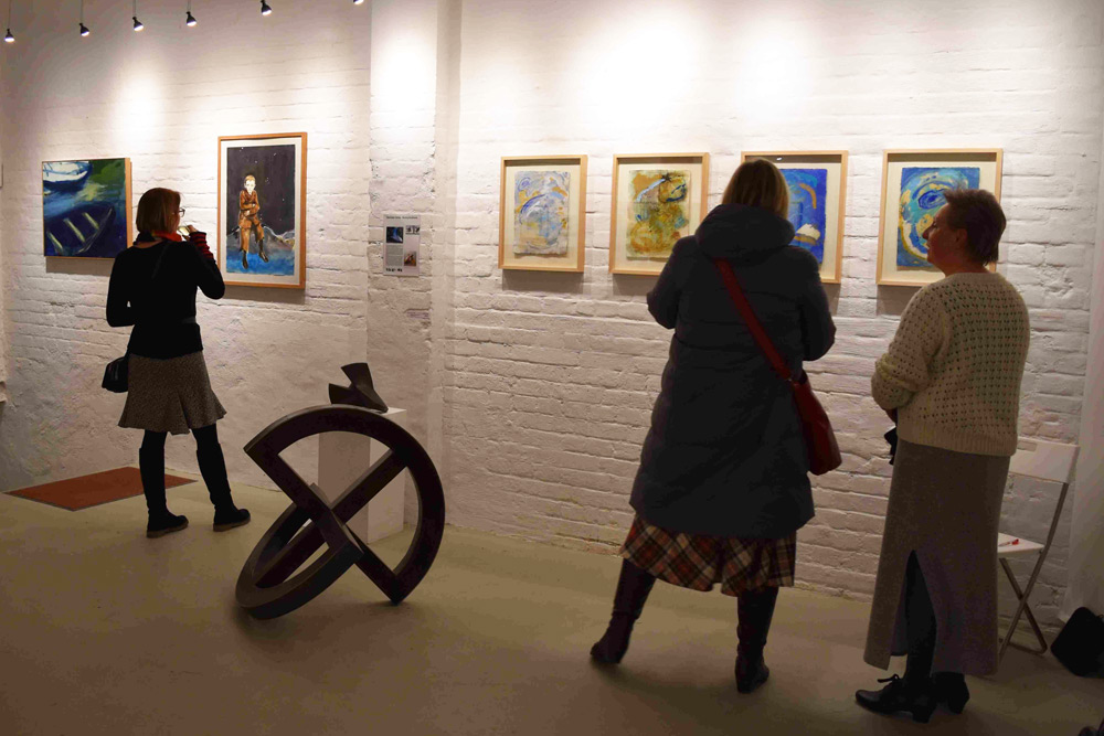 Besucher der Ausstellung Das Geistige im Blau